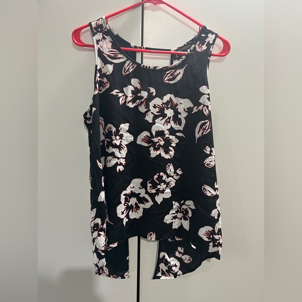 Sleeveless flowy blouse